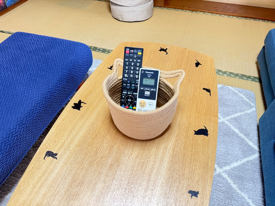 猫耳バスケットと猫柄テーブル