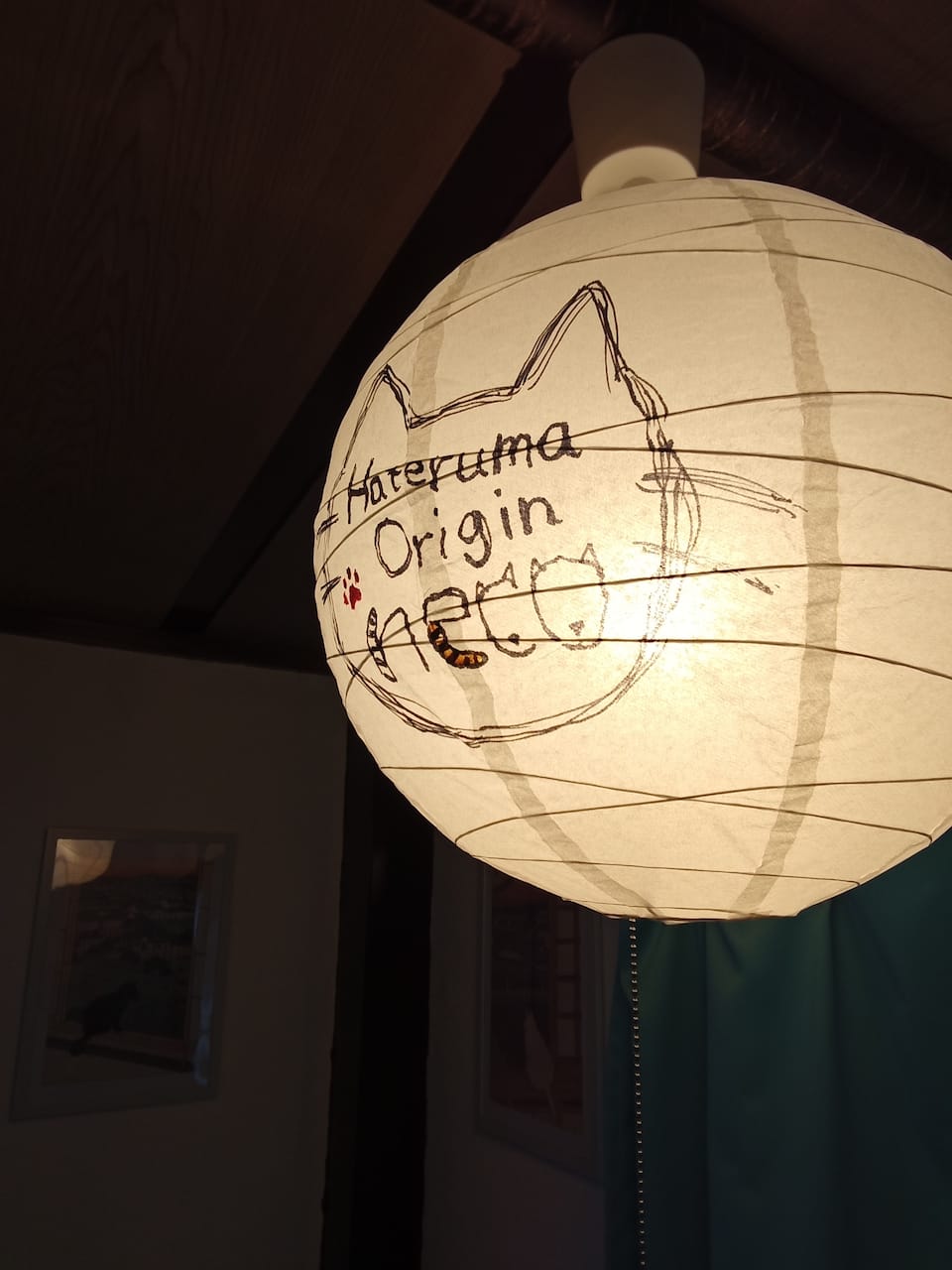 猫の顔が描かれた提灯ランプ