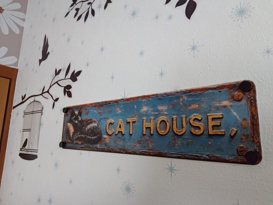 CAT HOUSEの看板