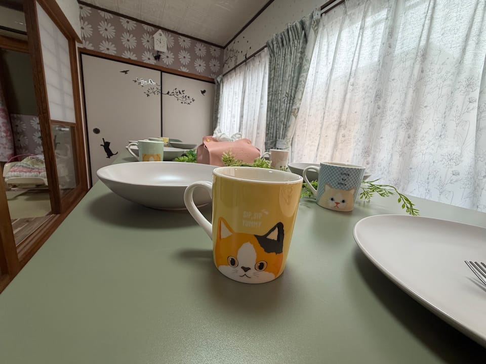 猫マグと猫柄カーテン