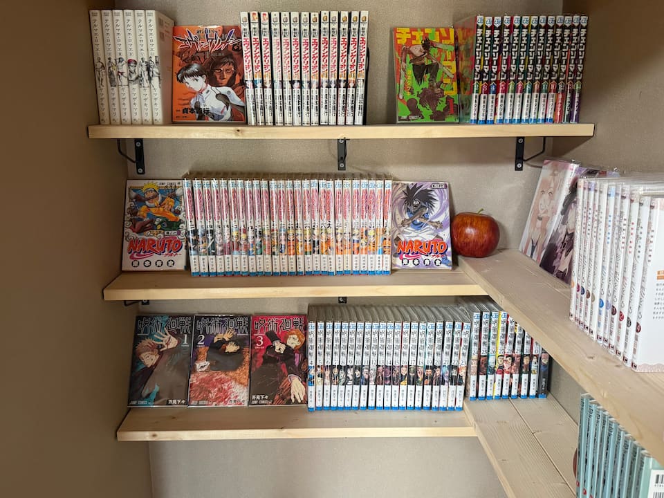 漫画がならぶ本棚